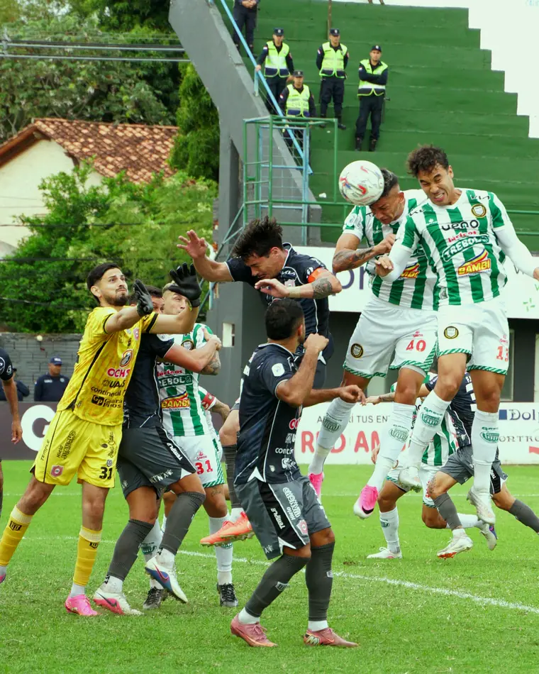 Disputa aérea dentro del área en La Arboleda