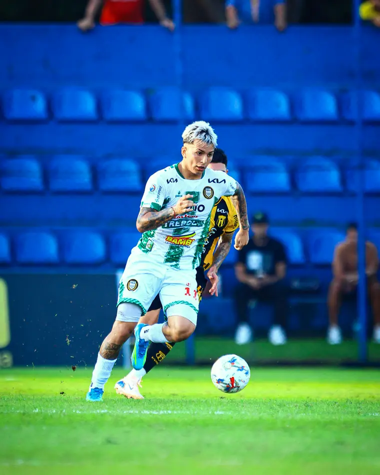 Jugador de Rubio Ñu conduciendo la pelota