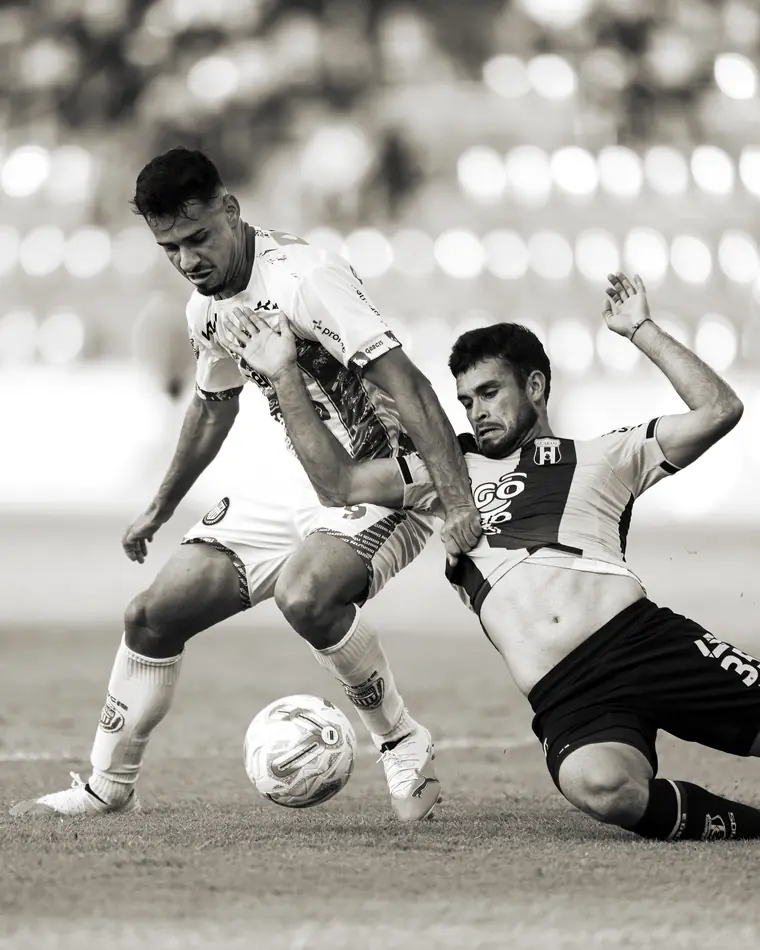 Duelo por la pelota, en blanco y negro
