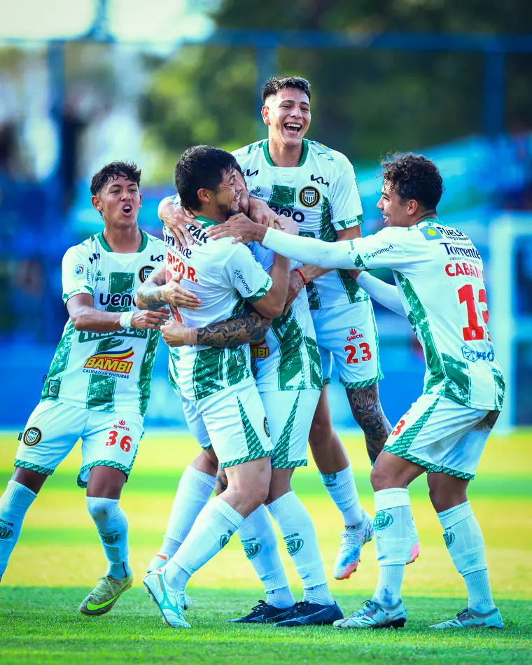 Jugadores de Rubio Ñu abrazados festejando un gol