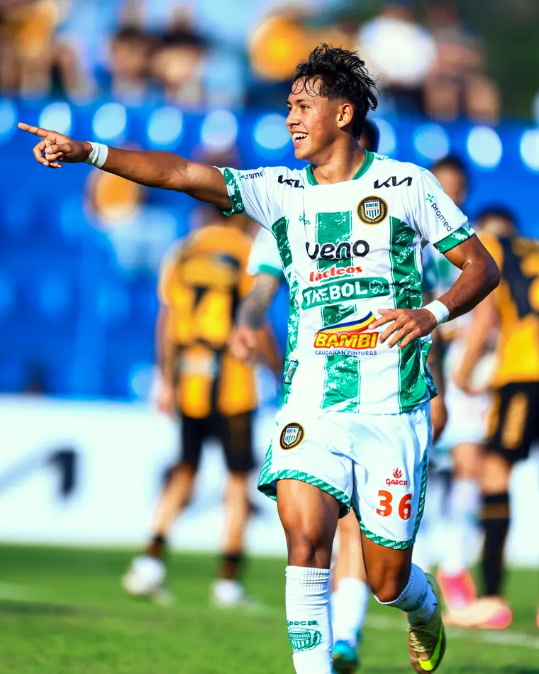 Jugador de Rubio Ñu celebrando y señalando hacia la tribuna