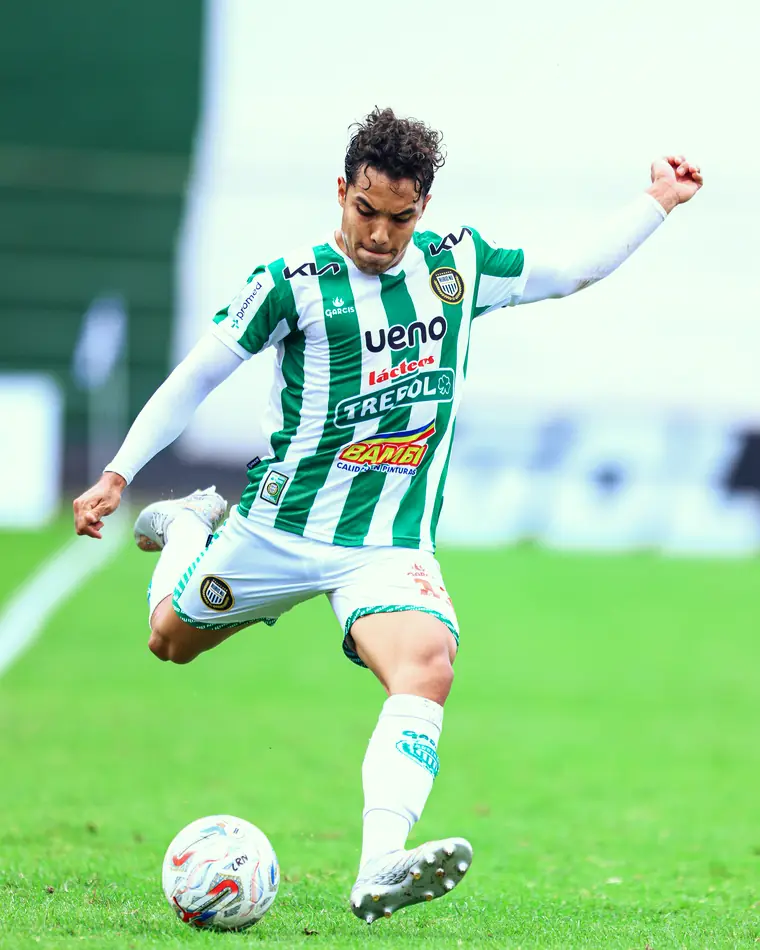 Jugador de Rubio Ñu por rematar al arco