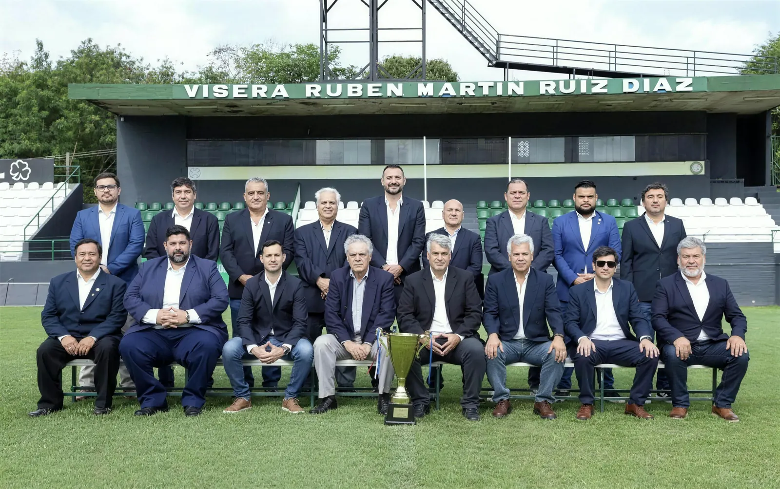La comisión directiva del Club Rubio Ñu, reunida en el estadio La Arboleda