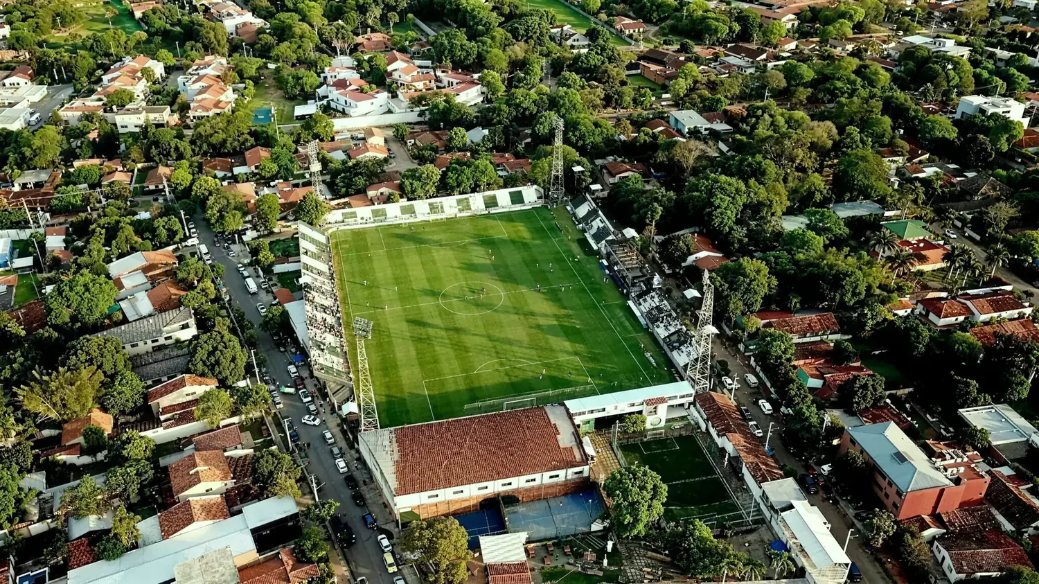 Vista aérea del Estadio La Arboleda rodeado por las casas de Santísima Trinidad